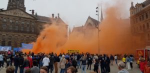 Honderden vissers demonstreren in Amsterdam