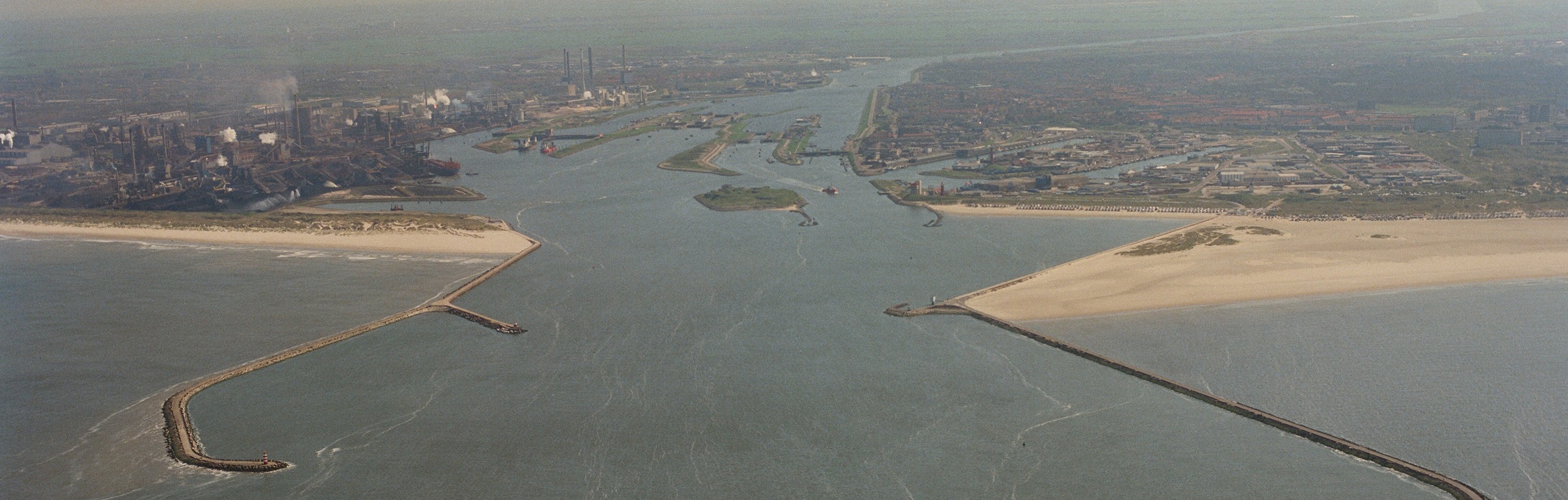 havenmond IJmuiden met centraal forteiland Beeldbank RWS / Bart van Eyck